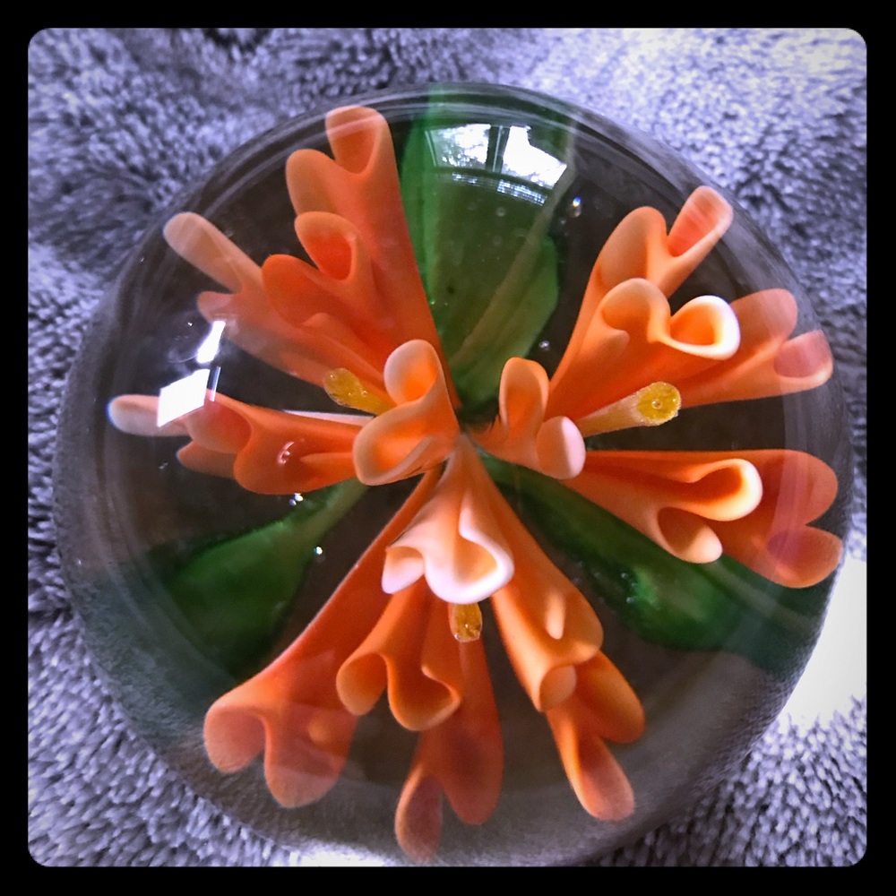 BEAUTIFUL ORANGE FLOWER GLASS PAPERWEIGHT